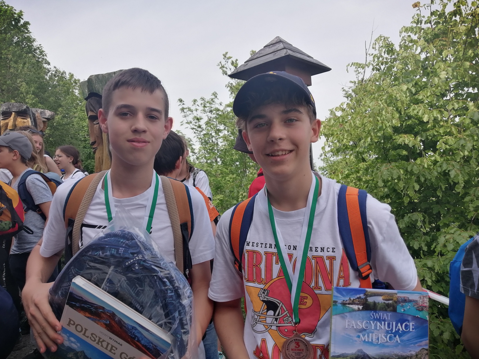 Uczniowie naszej szkoły z nagrodami i medalami.