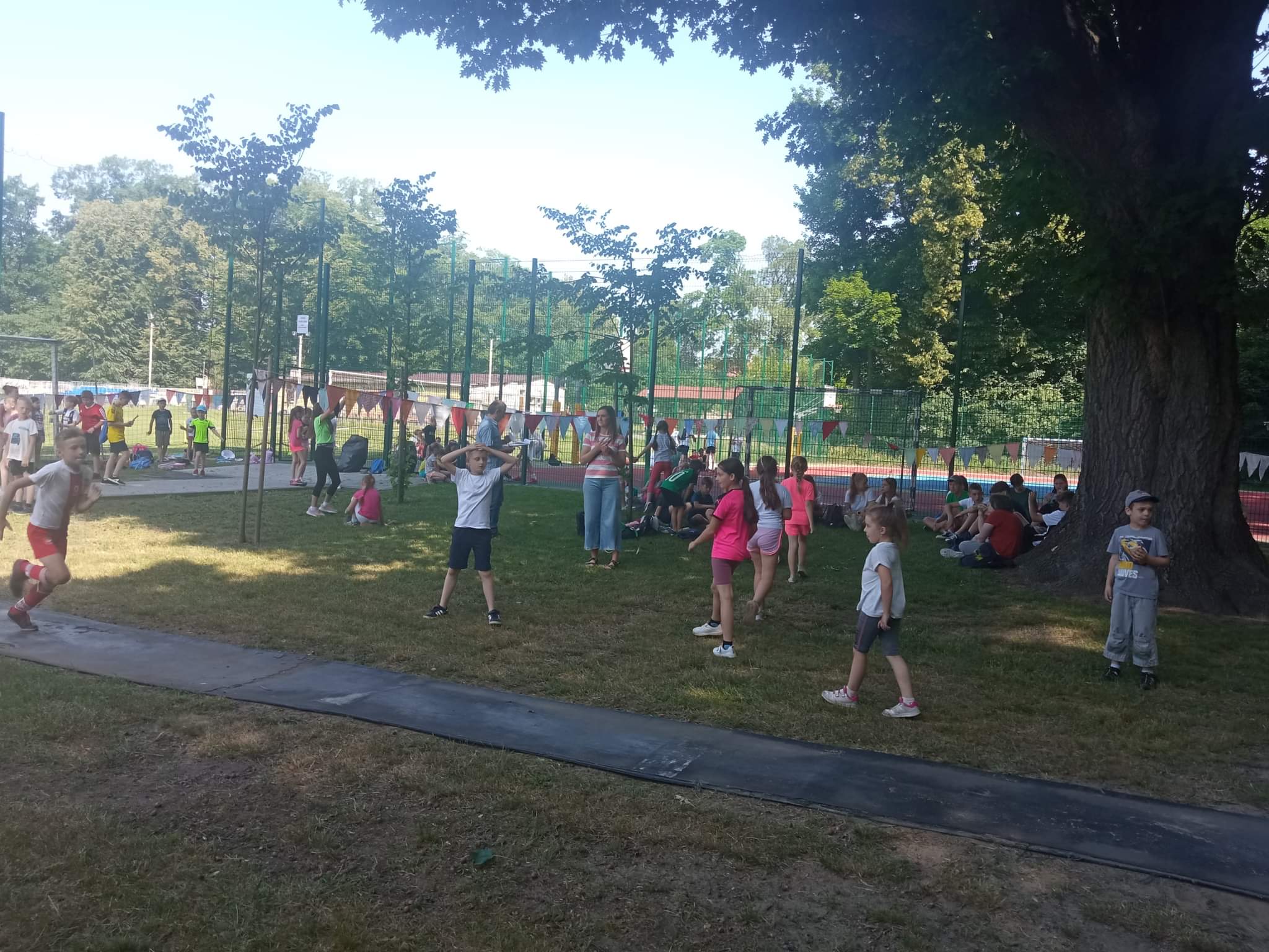 Uczniowie szkoły w Dniu Sportu Uczniowie szkoły w Dniu Sportu