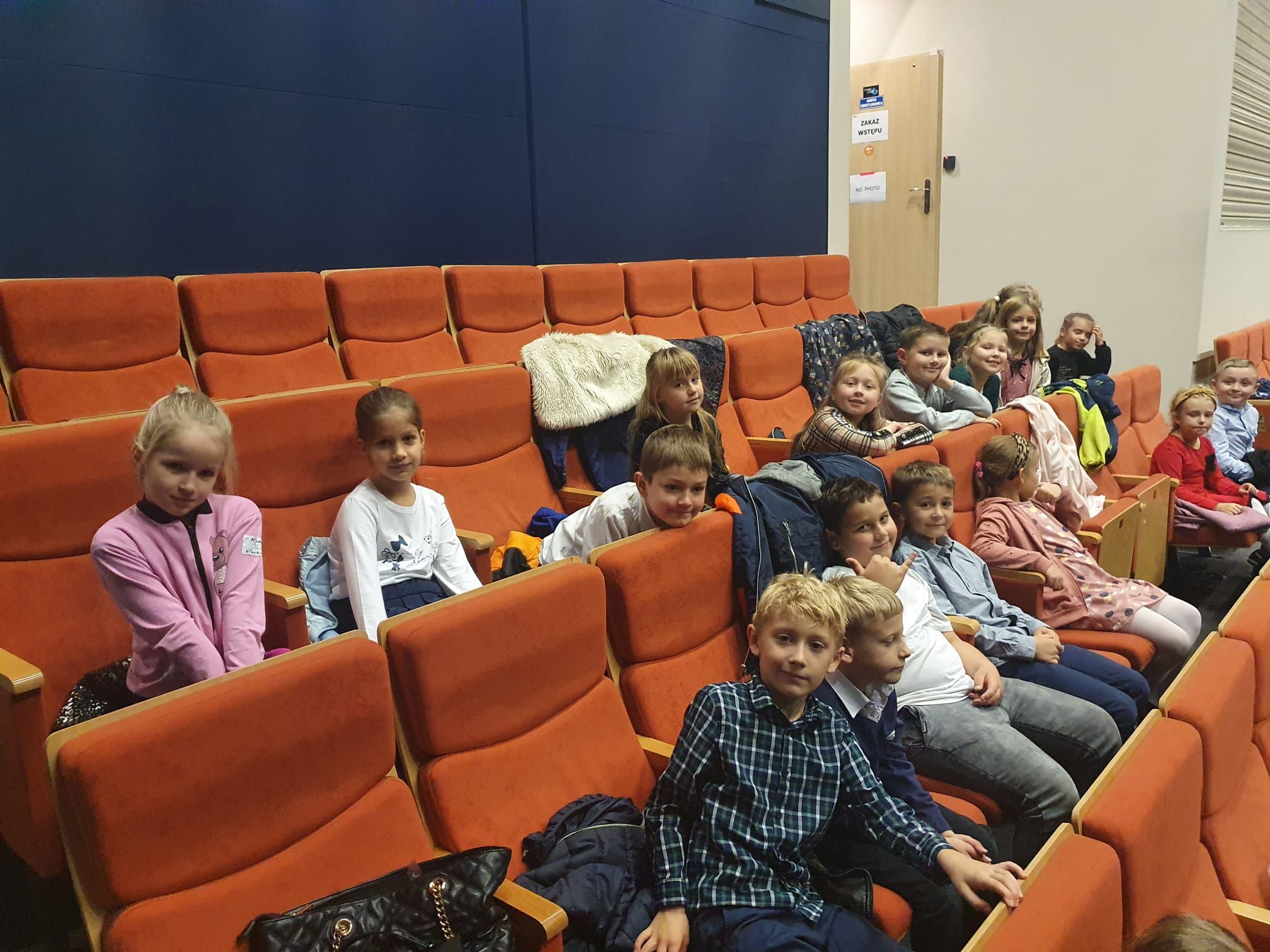 Dzieci w teatrze oczekują na spektakl
