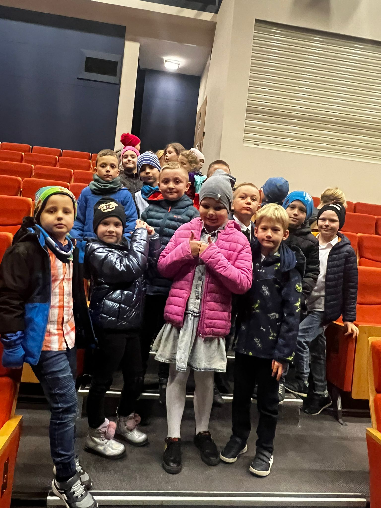 Dzieci w teatrze oczekują na spektakl