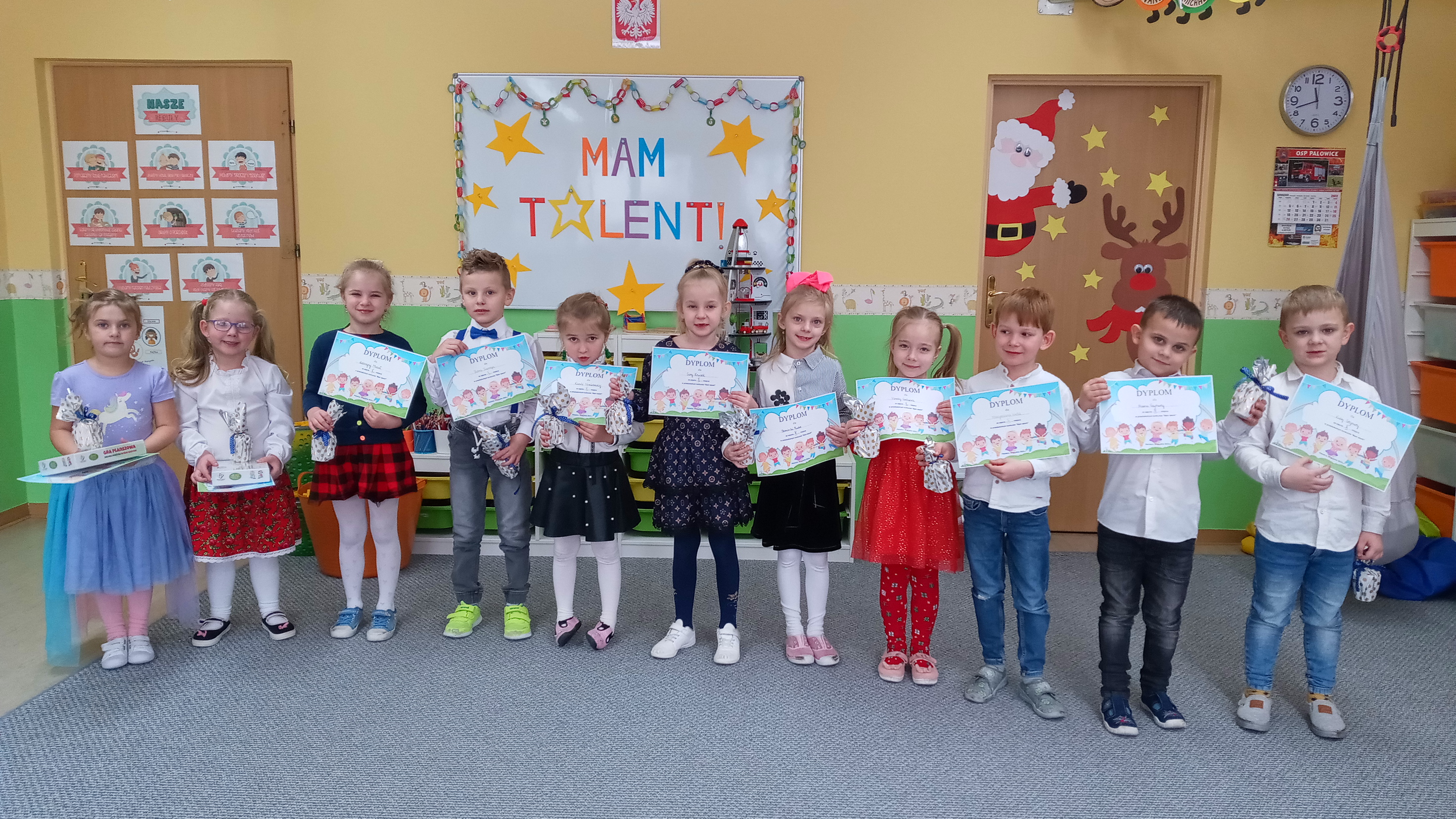 Grupa dzieci biorących udział w konkursie Mam talent trzyma w ręce nagrody i dyplomy