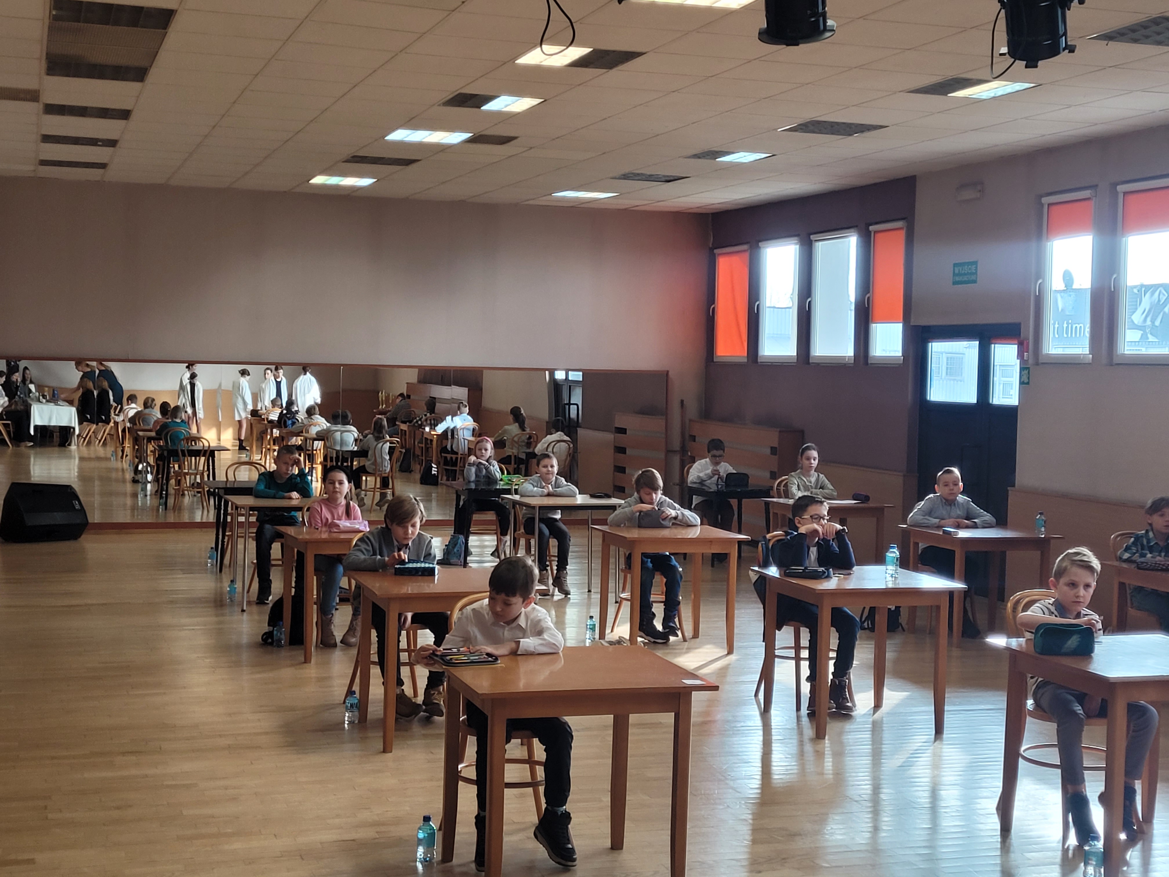 Uczniowie w trakcie konkursu logicznego myślenia