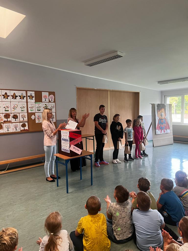 Nagrodzeni za hasła reklamowe uczniowie szkoły z organizatorkami konkursu.