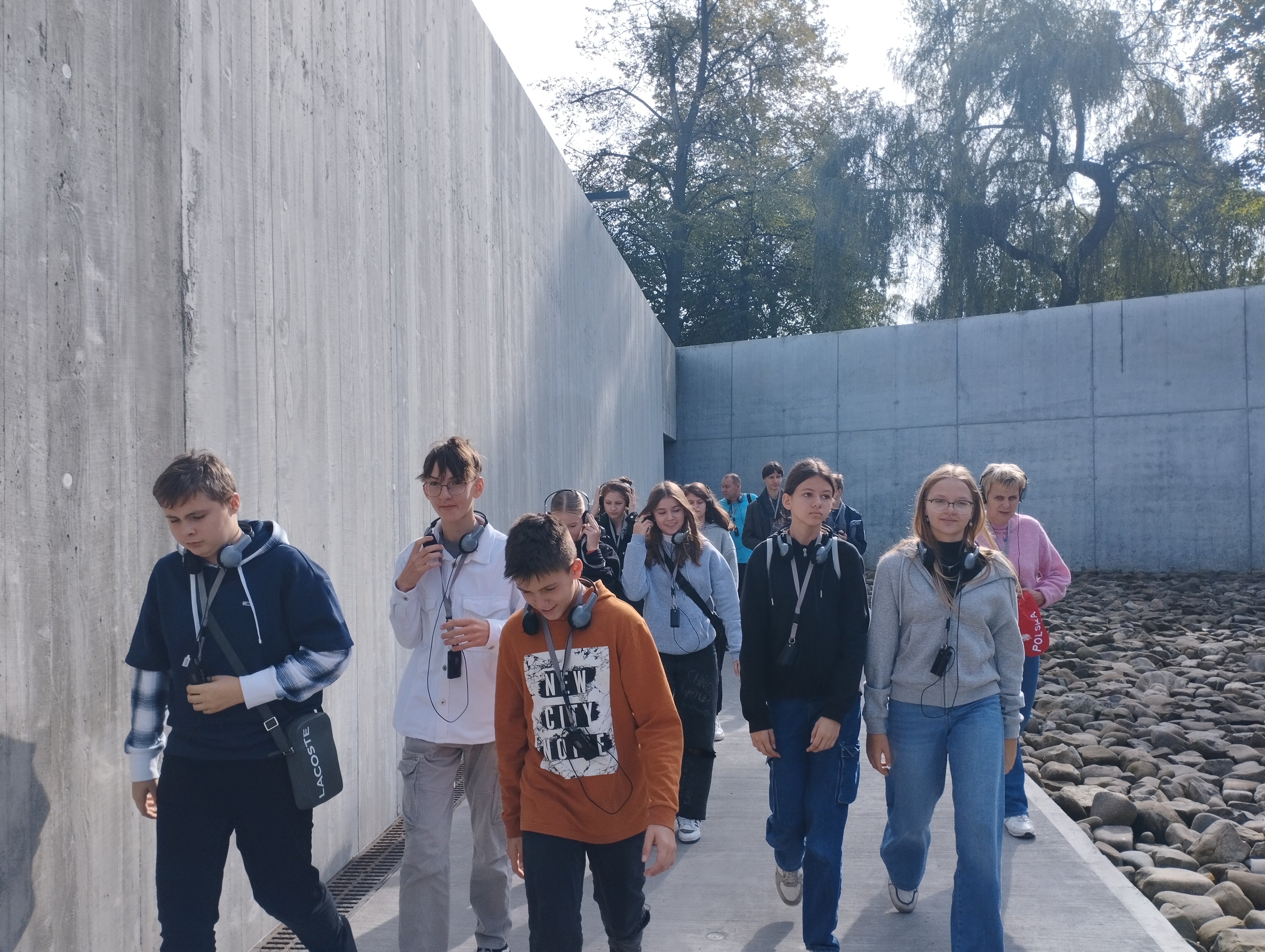 Ósmoklasiści w trakcie zwiedzania obozu Auschwitz Birkenau