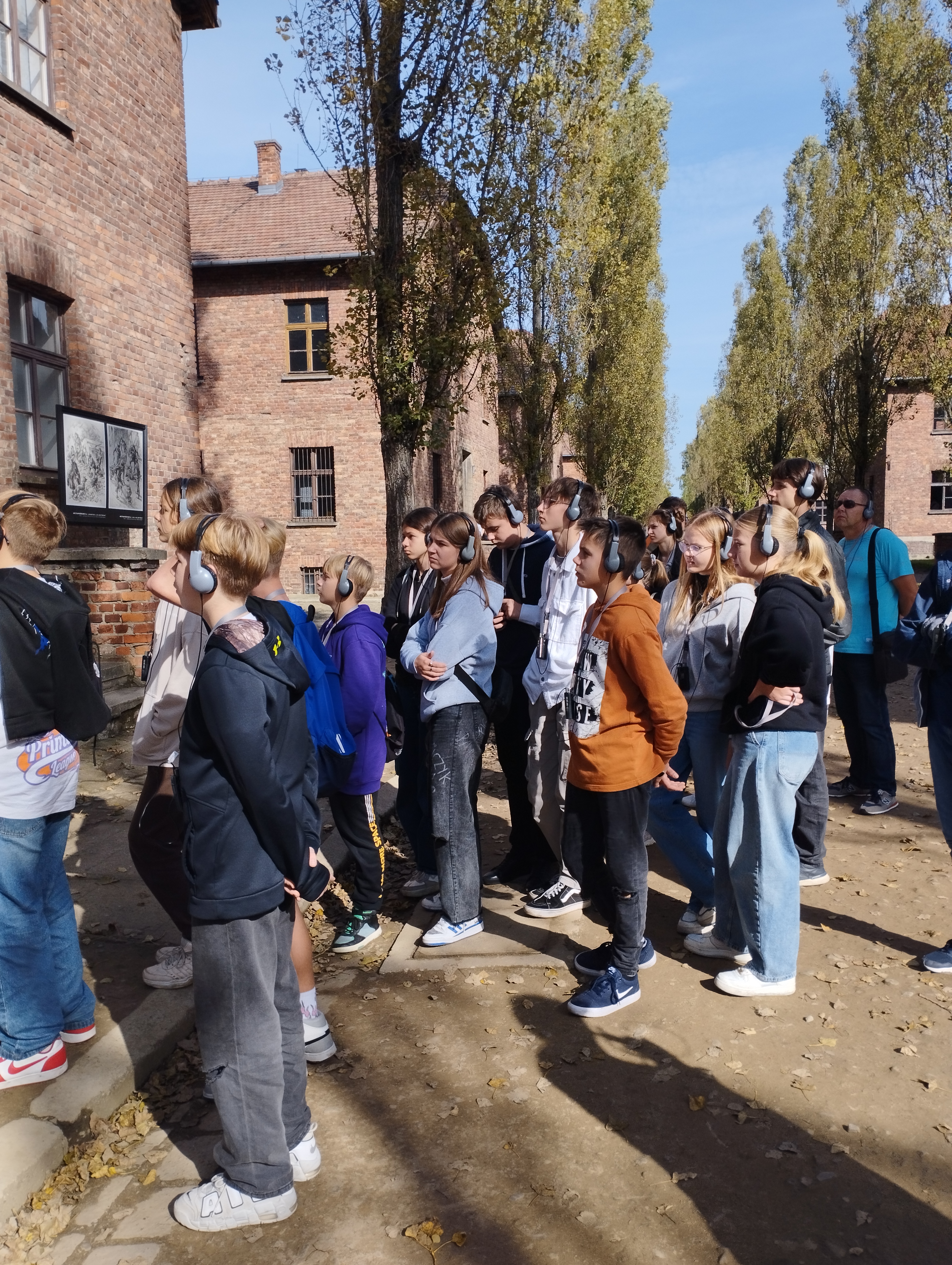 Ósmoklasiści w trakcie zwiedzania obozu Auschwitz Birkenau