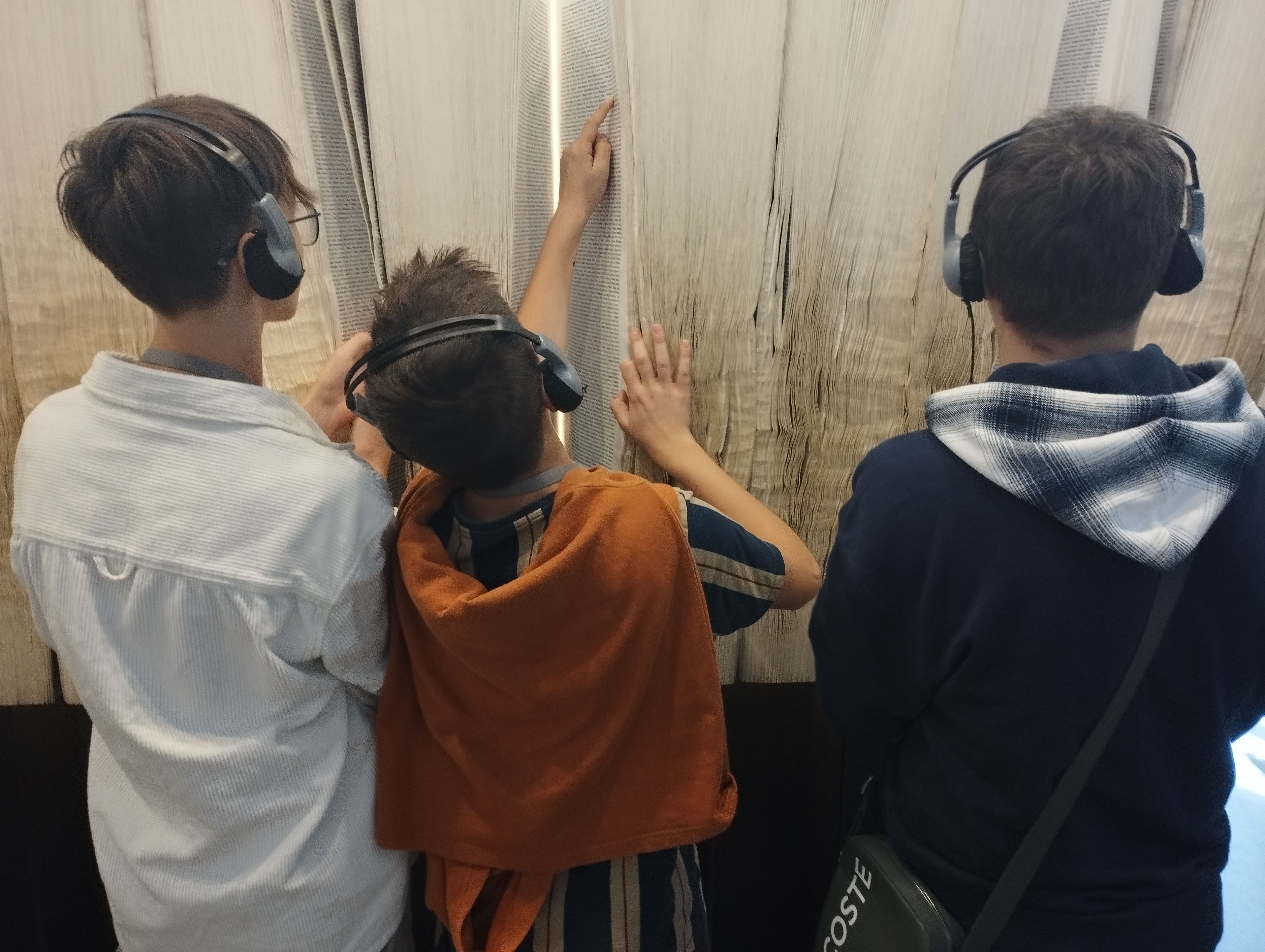 Ósmoklasiści w trakcie zwiedzania obozu Auschwitz Birkenau