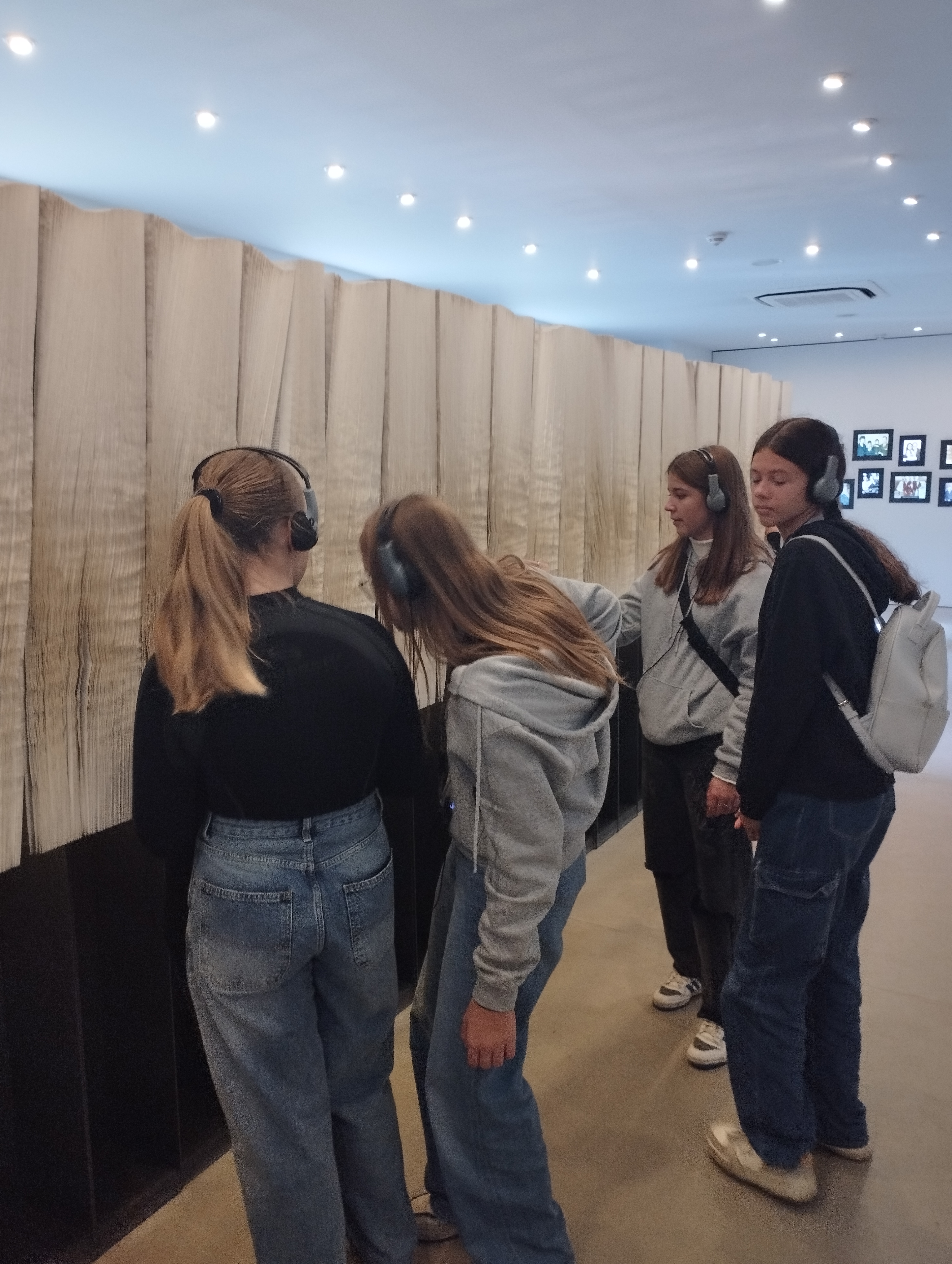 Ósmoklasiści w trakcie zwiedzania obozu Auschwitz Birkenau