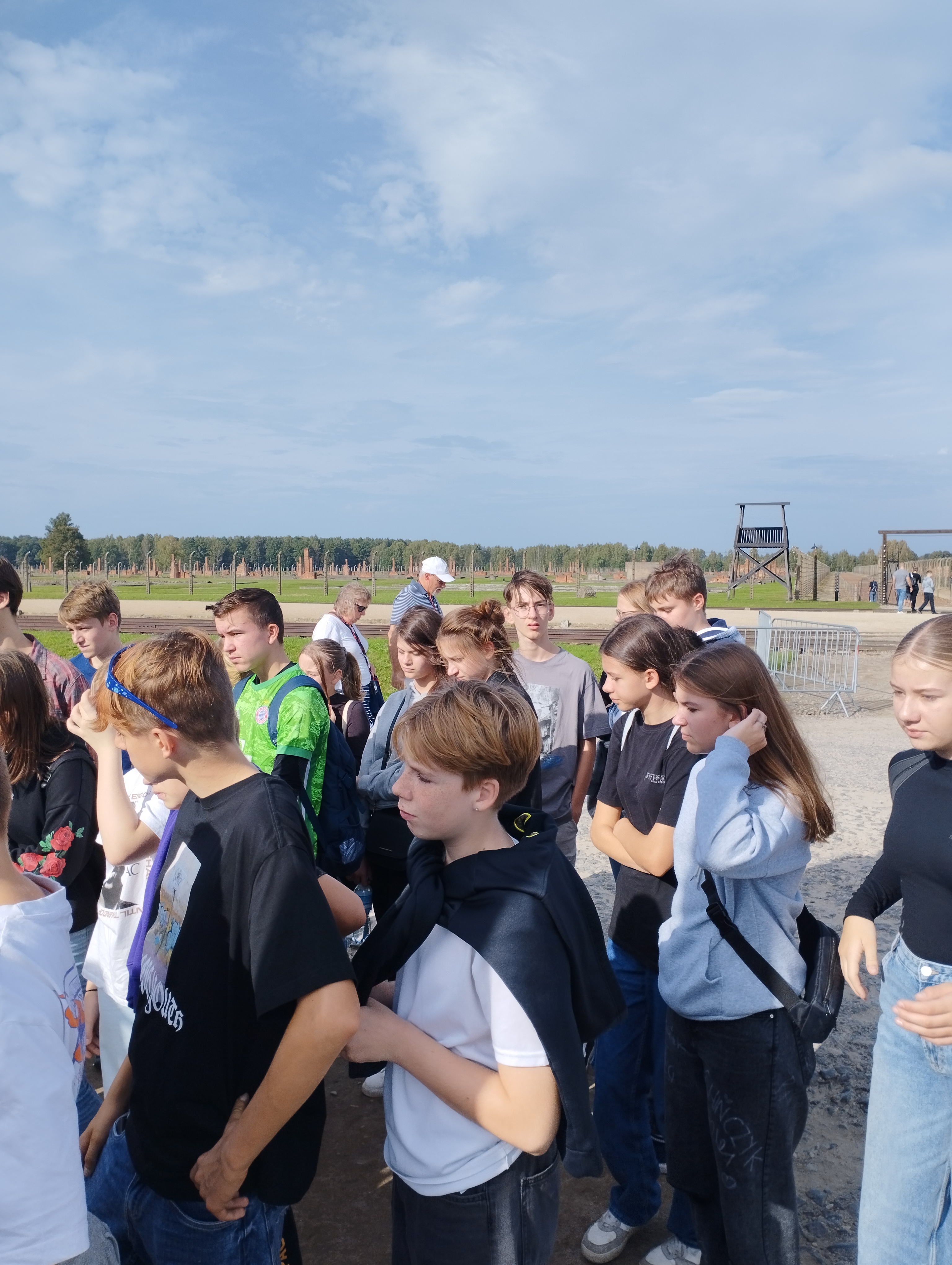Ósmoklasiści w trakcie zwiedzania obozu Auschwitz Birkenau