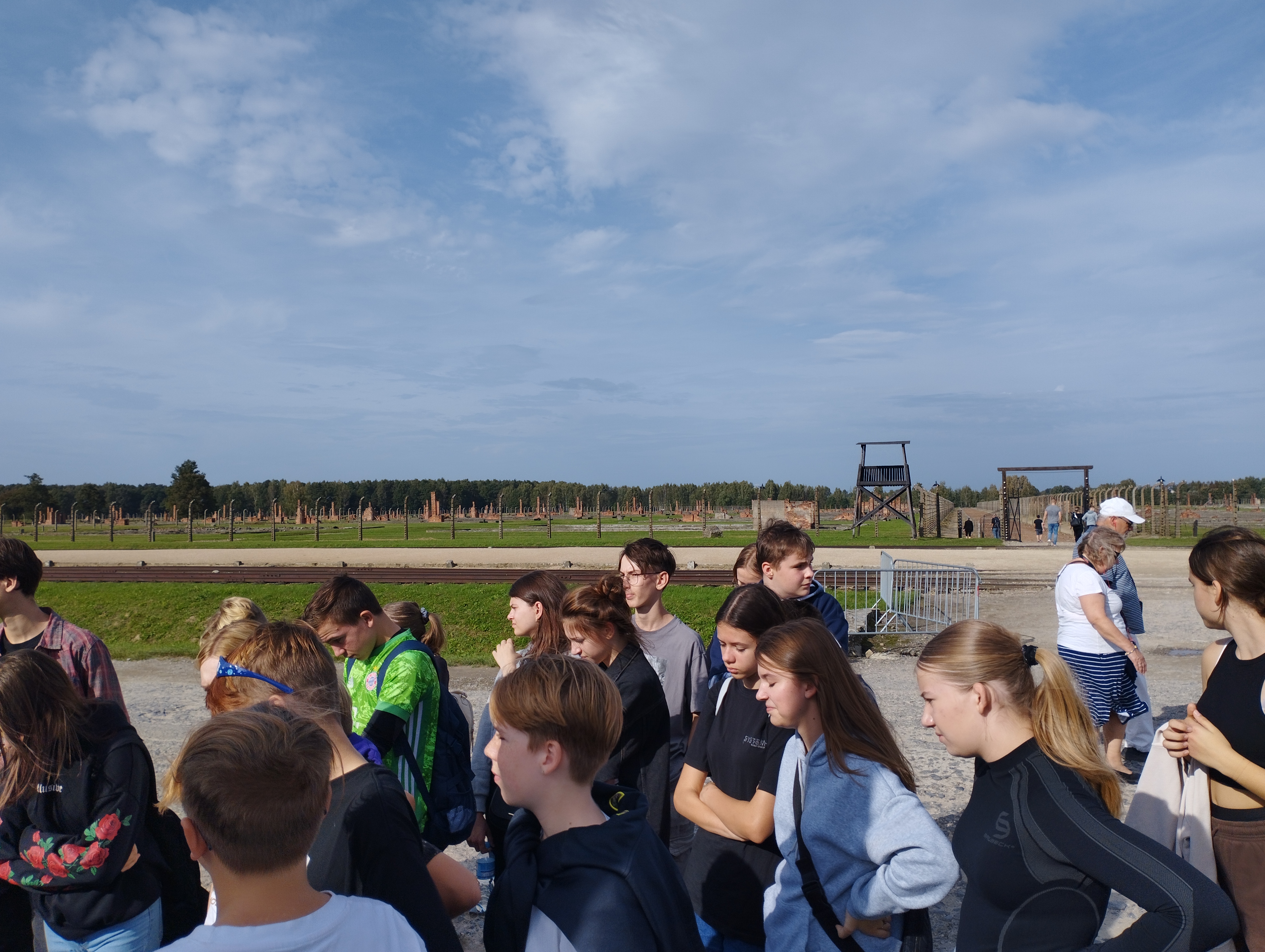 Ósmoklasiści w trakcie zwiedzania obozu Auschwitz Birkenau