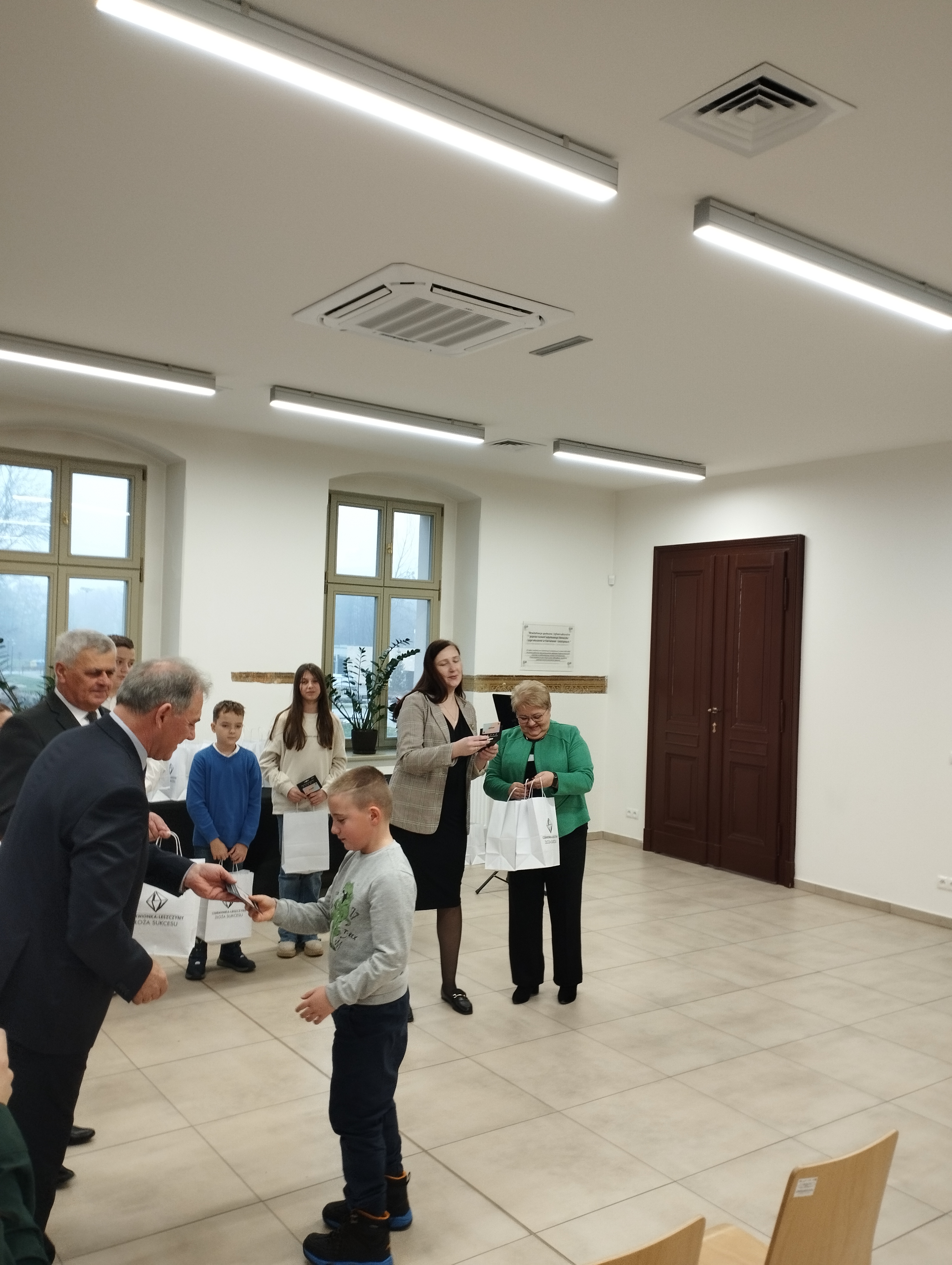 Uczeń naszej szkoły w trakcie odbierania nagrody