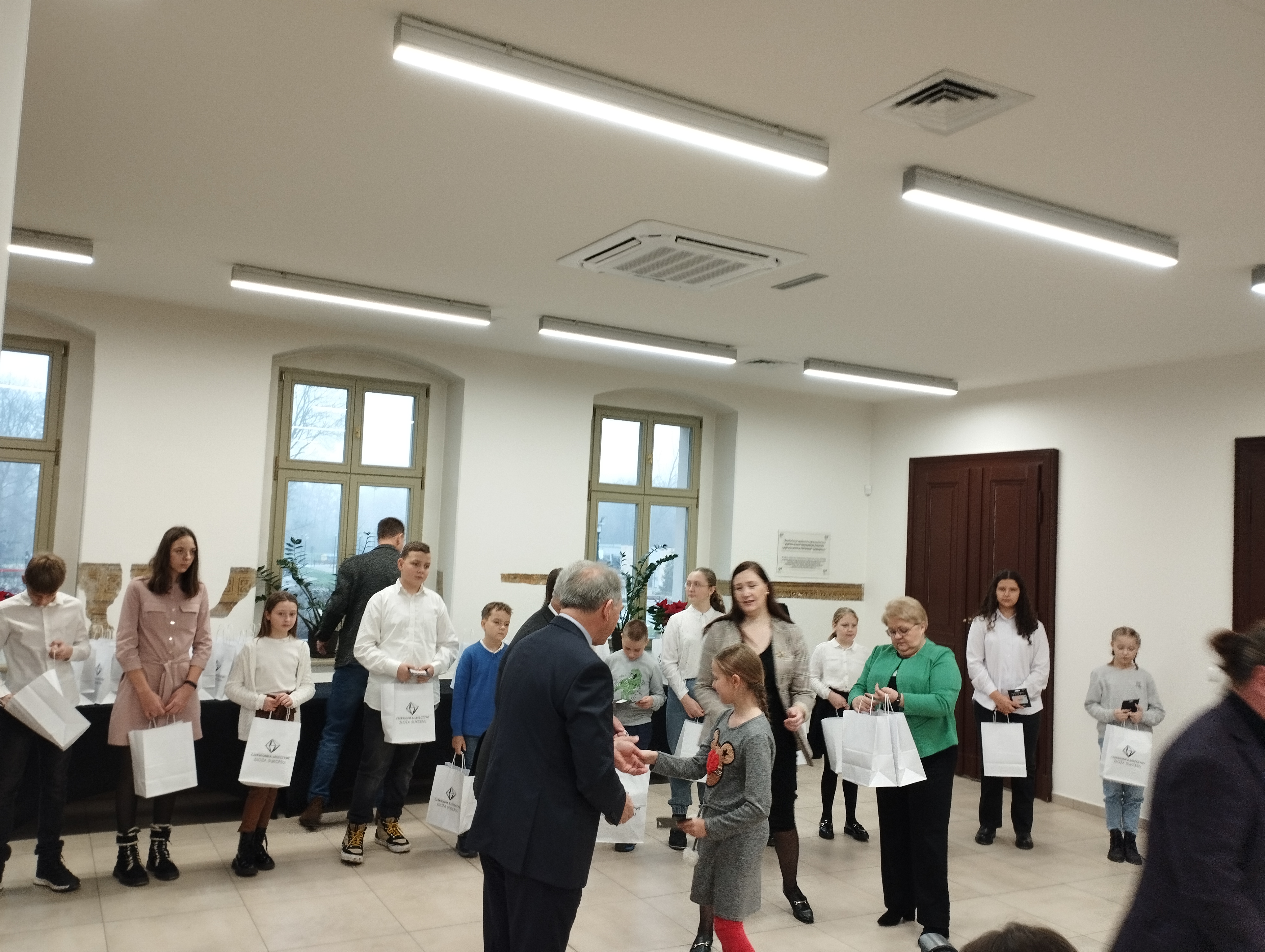 Uczennica naszej szkoły w trakcie odbierania nagrody
