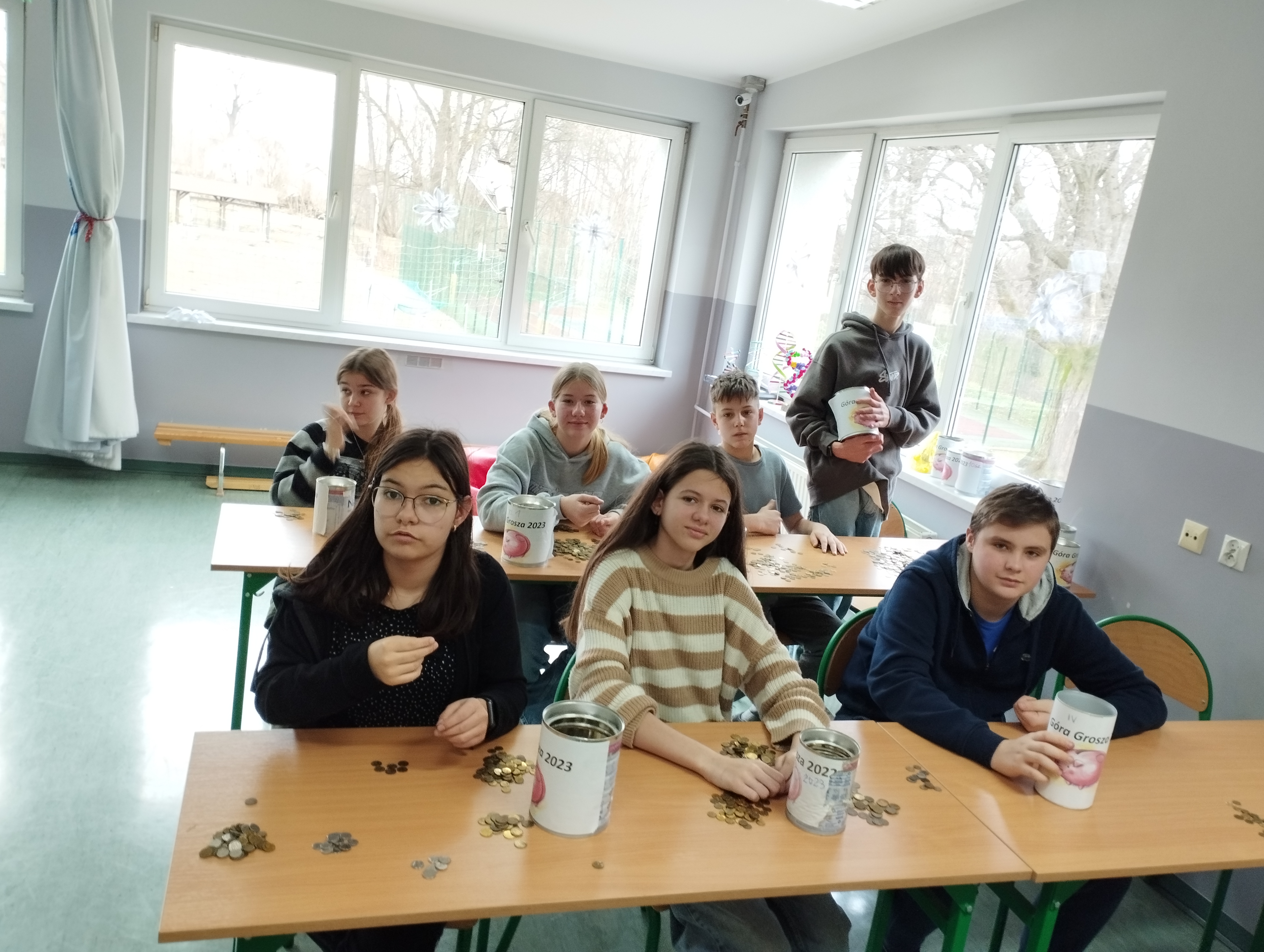 Ósmoklasiści w trakcie liczenia pieniędzy.