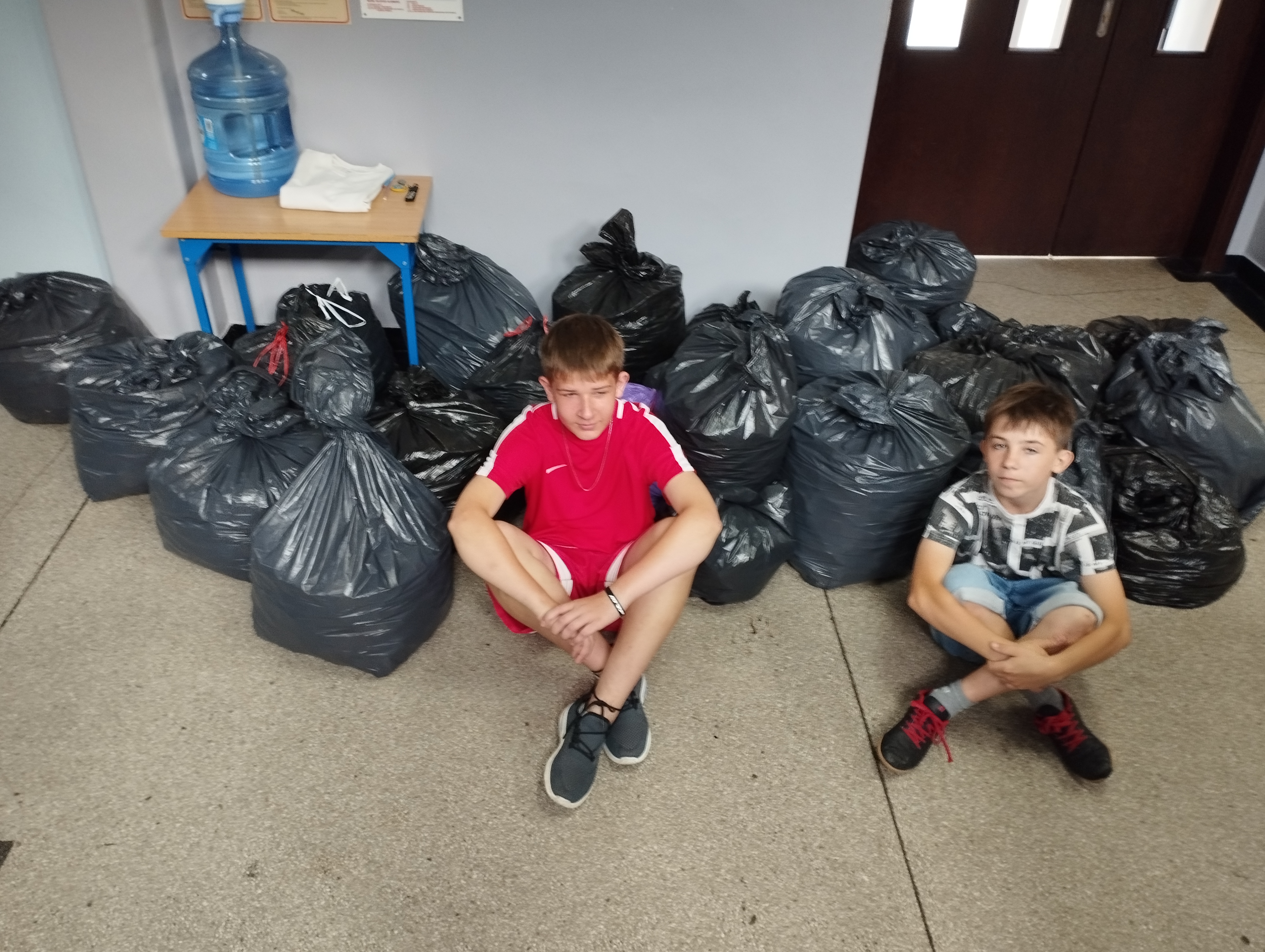 Uczniowie szkoły w trakcie ładunku nakrętek do samochodu.
