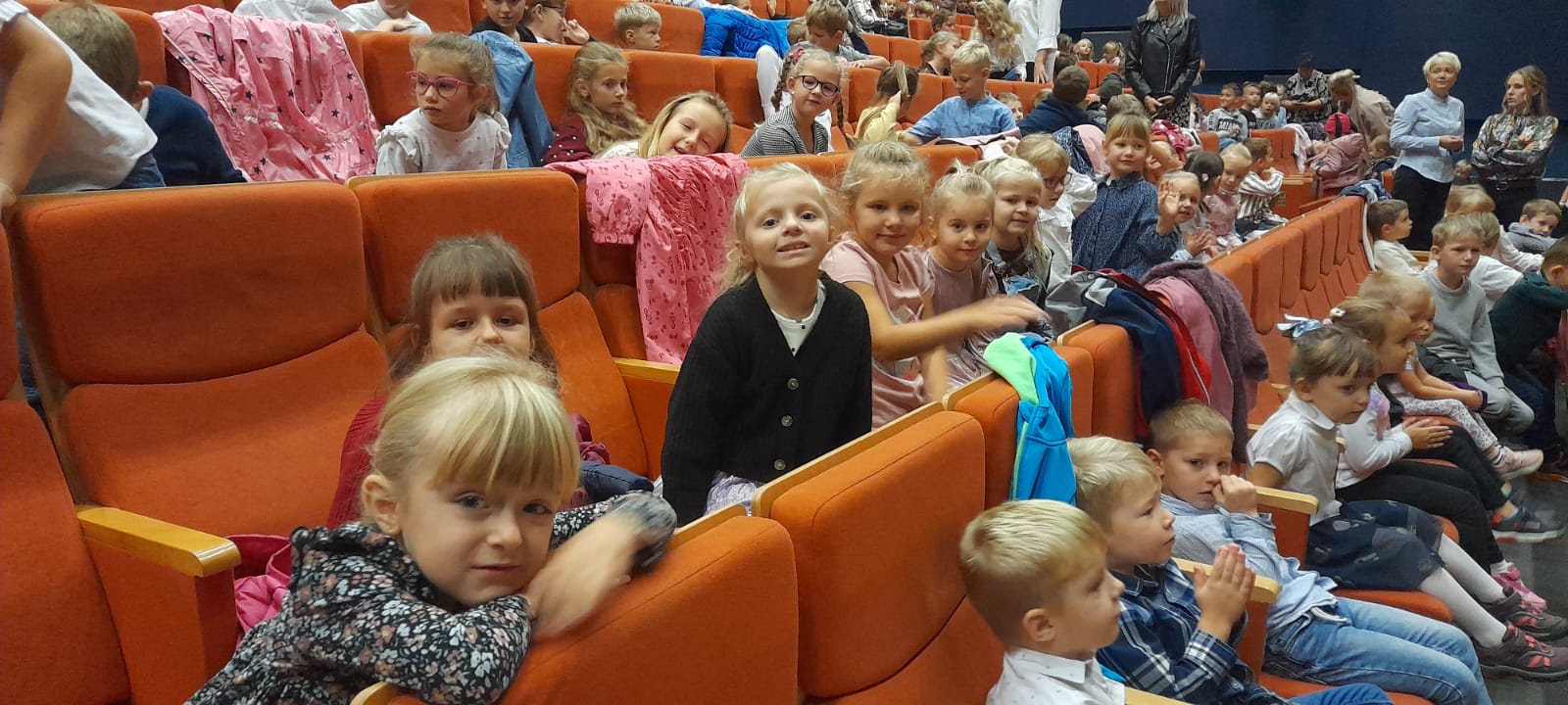 Zadowolone dzieci oczekują na spektakl