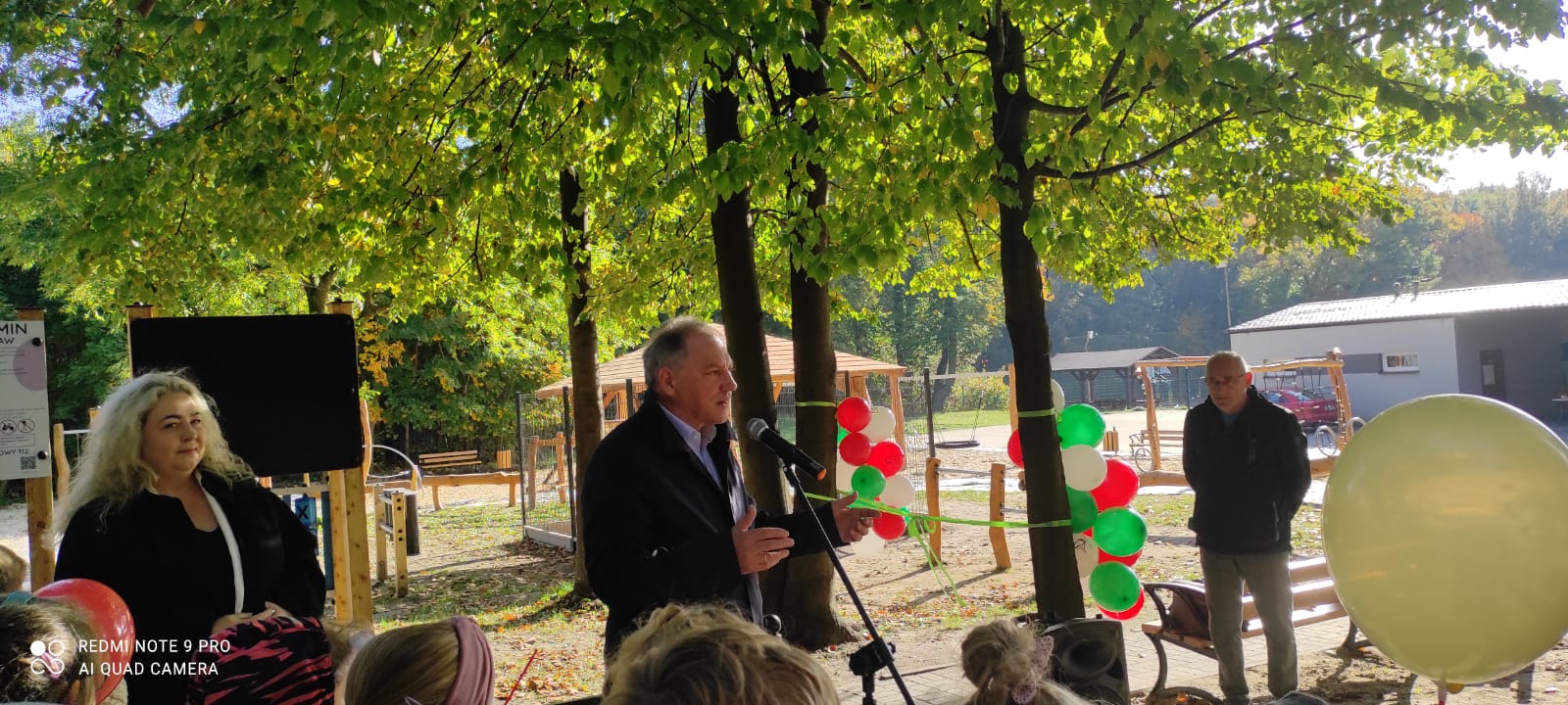 Burmistrz wita zaproszonych gości do mikrofonu