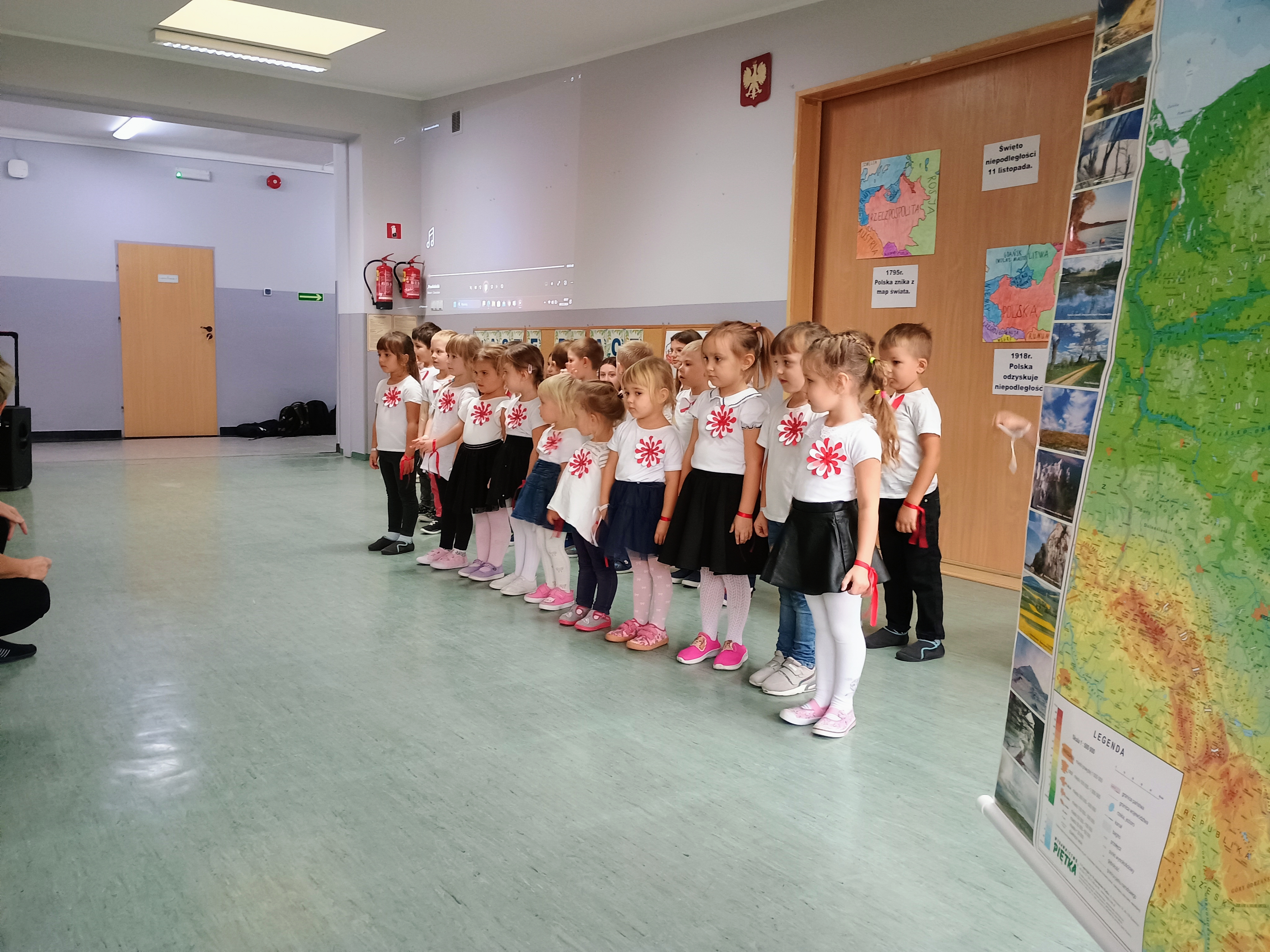 Grupa maluchów podczas występu na apelu w Dzień Niepodległości