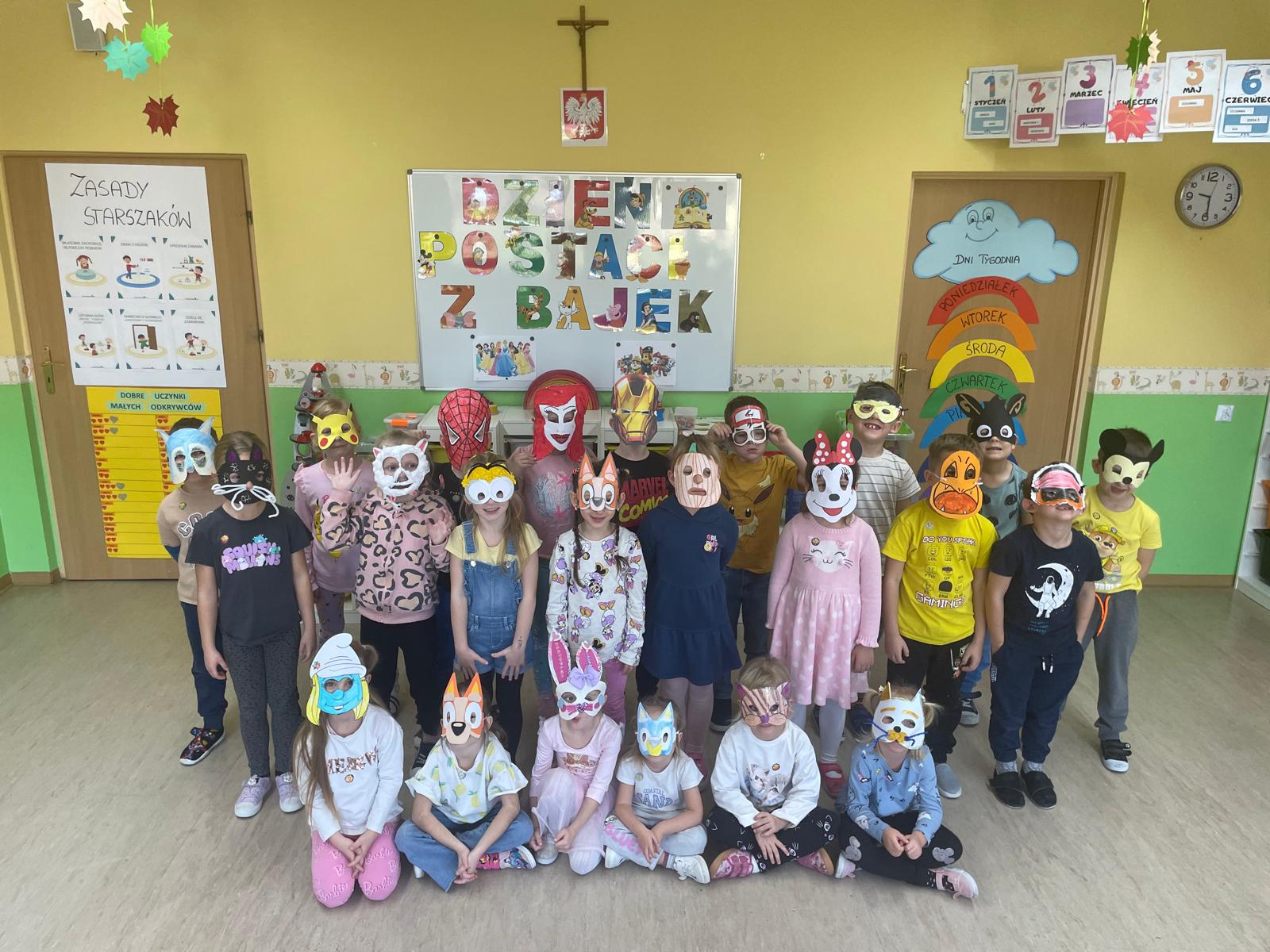 Grupa starszaków pozuje w własnoręcznie wykonanych maskach bohaterów z bajek