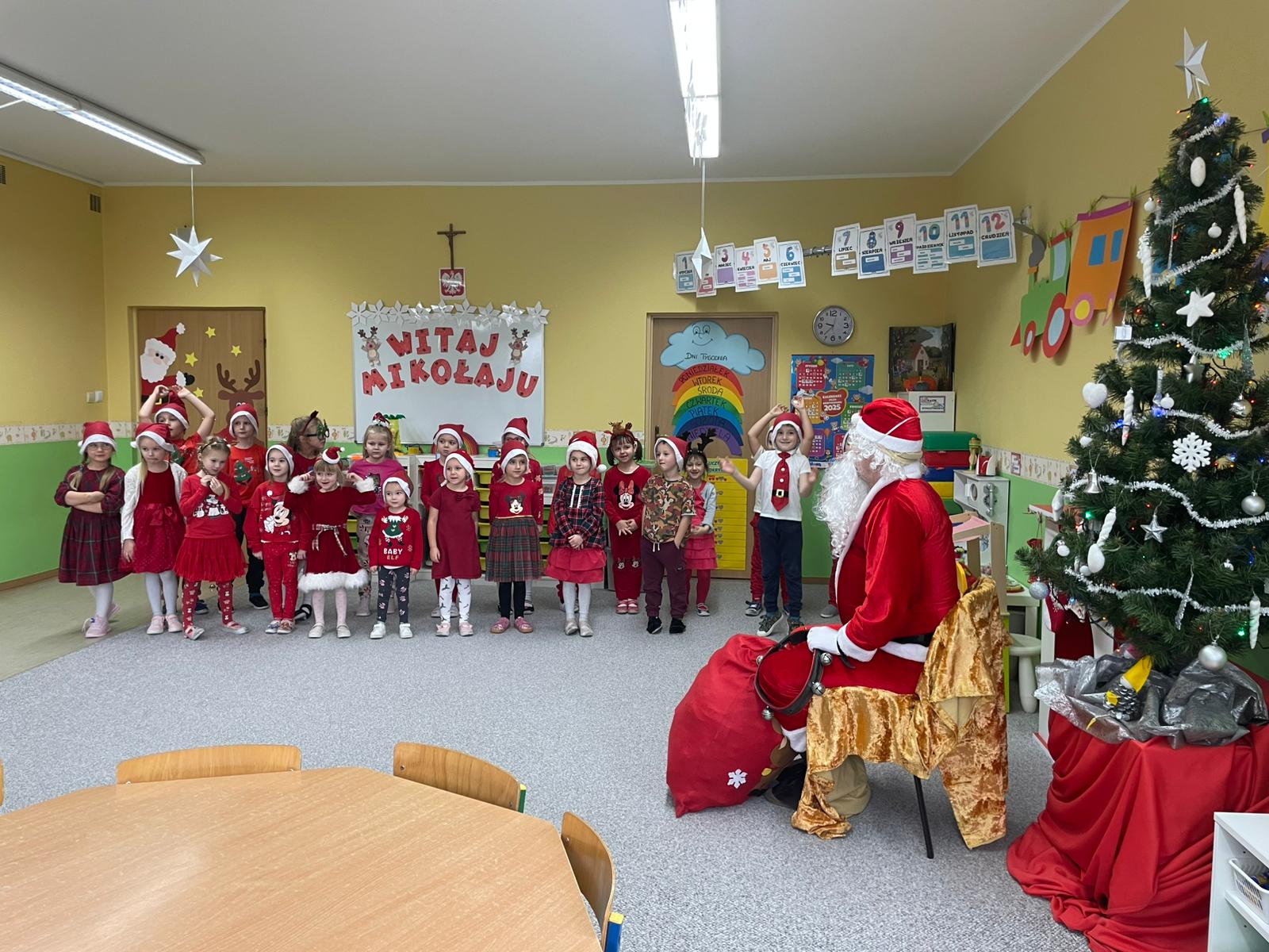 Przedszkolaki śpiewają piosenkę dla Mikołaja