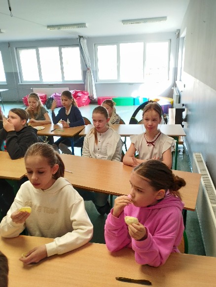 Uczniowie klasy IV w trakcie obchodów dnia kobie
