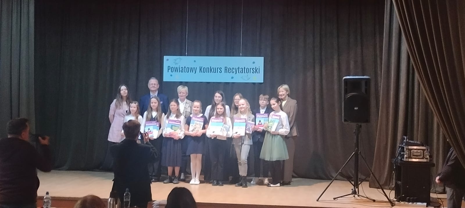 Uczennice w trakcie konkursu recytatorskiego