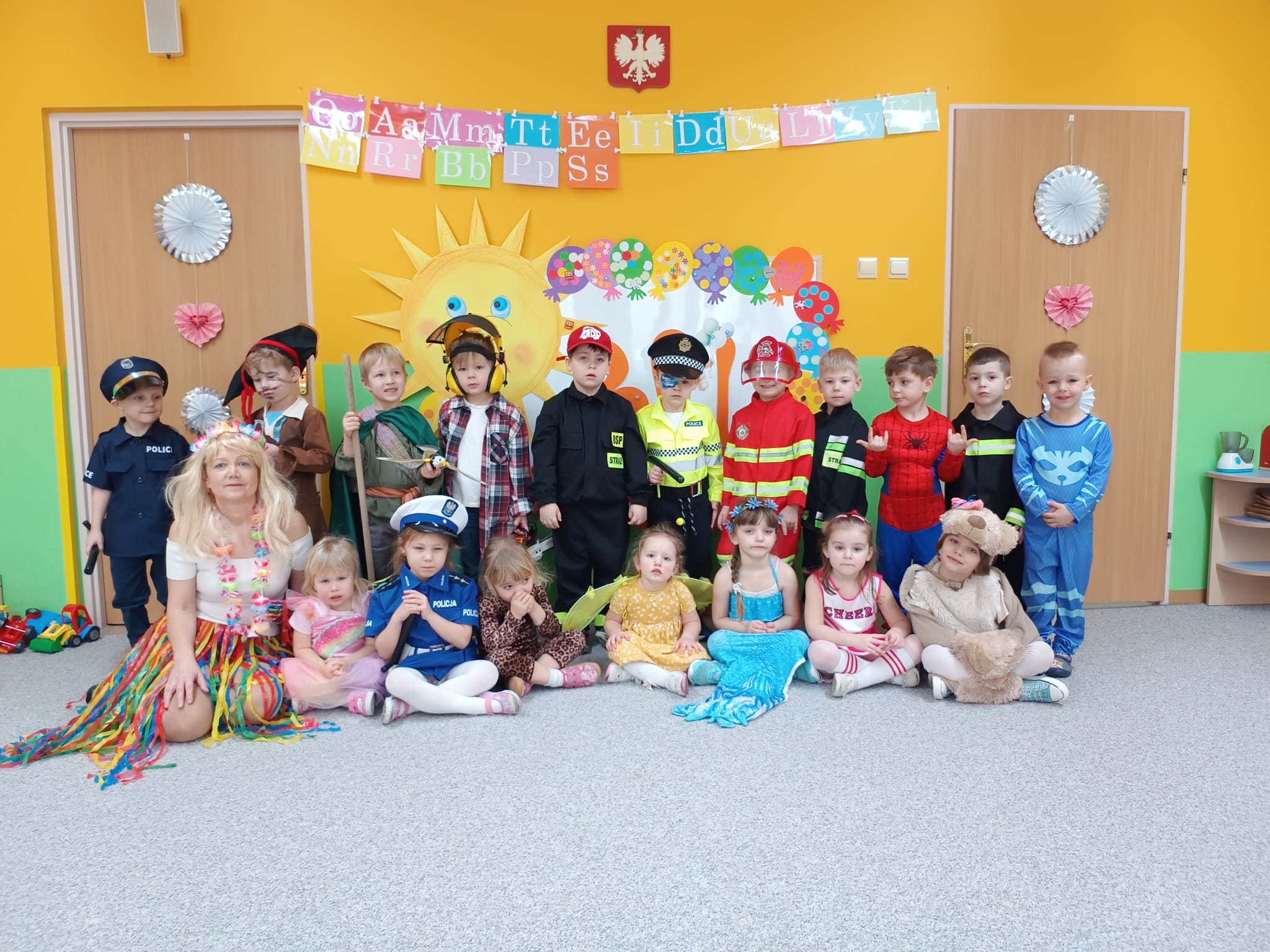 Dzieci wspólnie z paniami pozują w różnych przebraniach