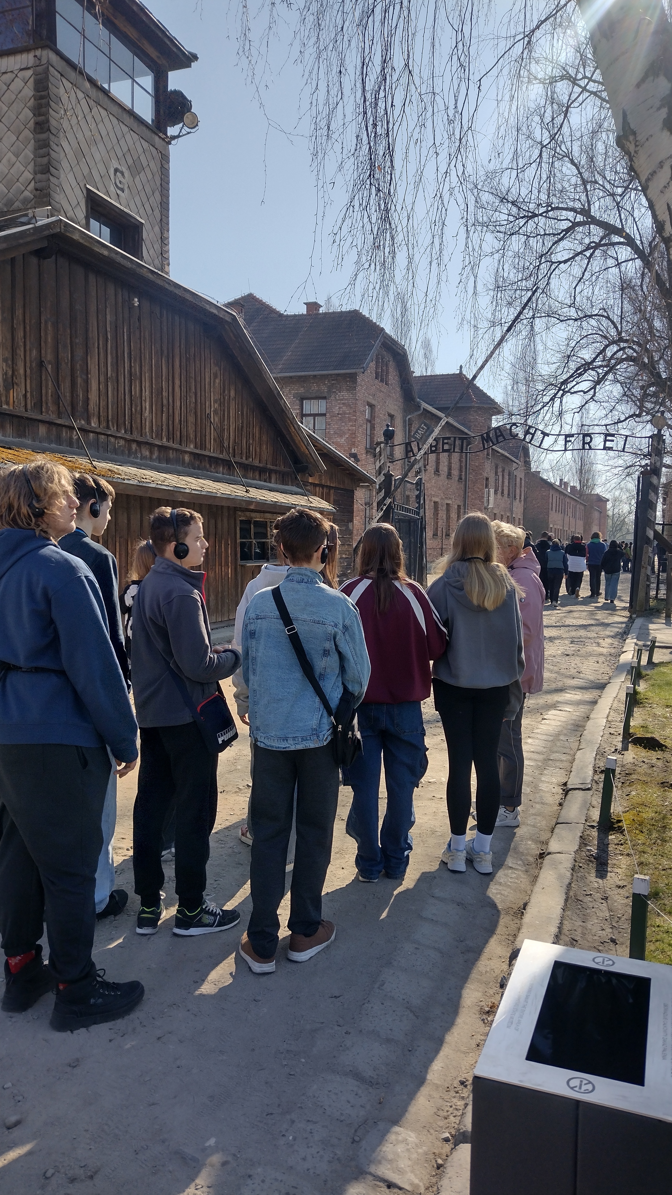 Uczniowie klasy VIII podczas zwiedzania Muzeum Auschwitz-Birkenau w Oświęcimiu.