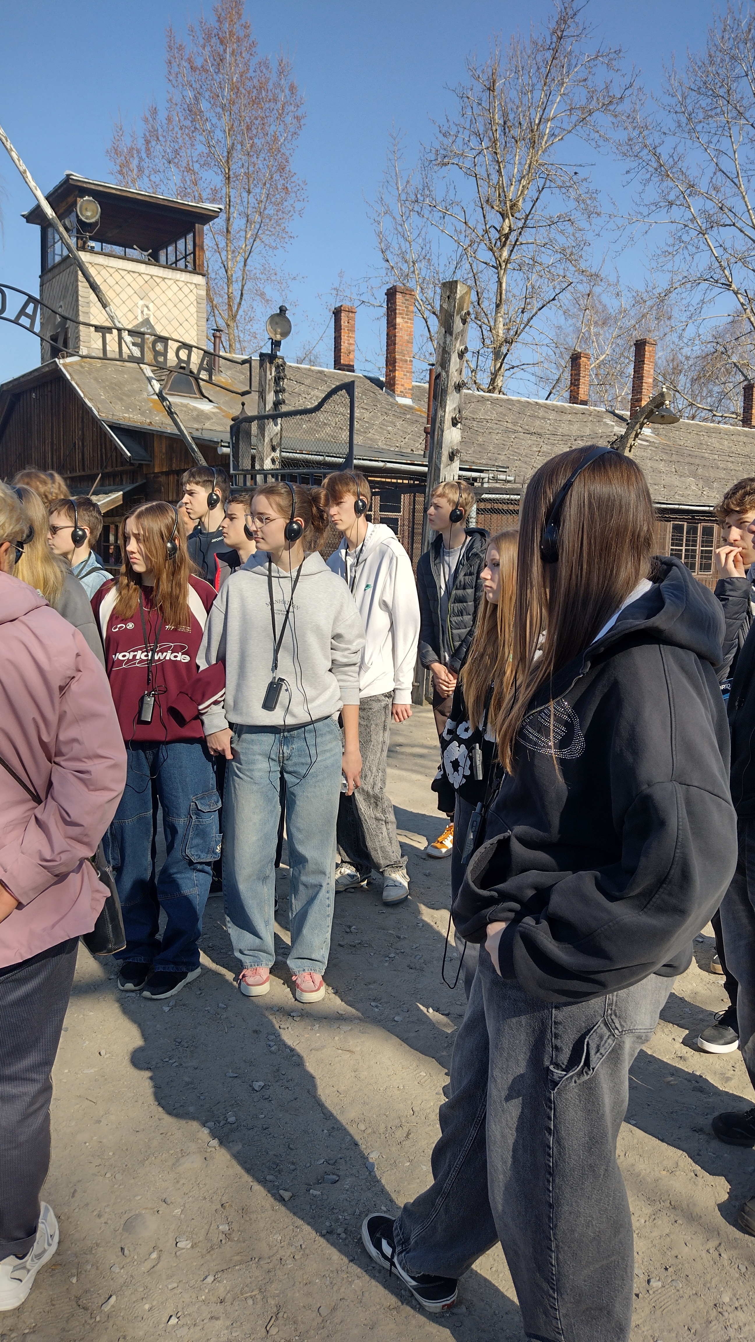 Uczniowie klasy VIII podczas zwiedzania Muzeum Auschwitz-Birkenau w Oświęcimiu.