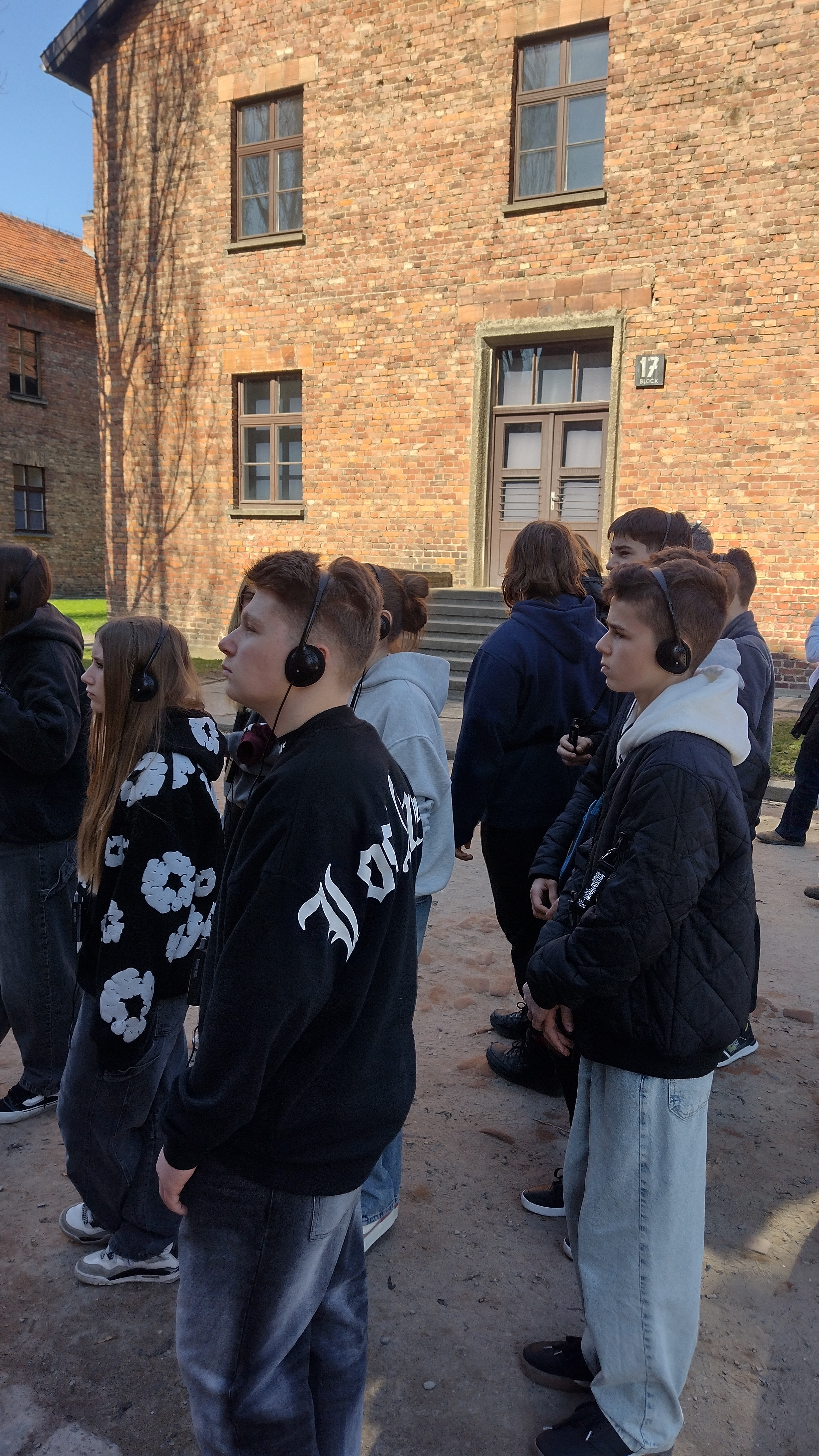 Uczniowie klasy VIII podczas zwiedzania Muzeum Auschwitz-Birkenau w Oświęcimiu.