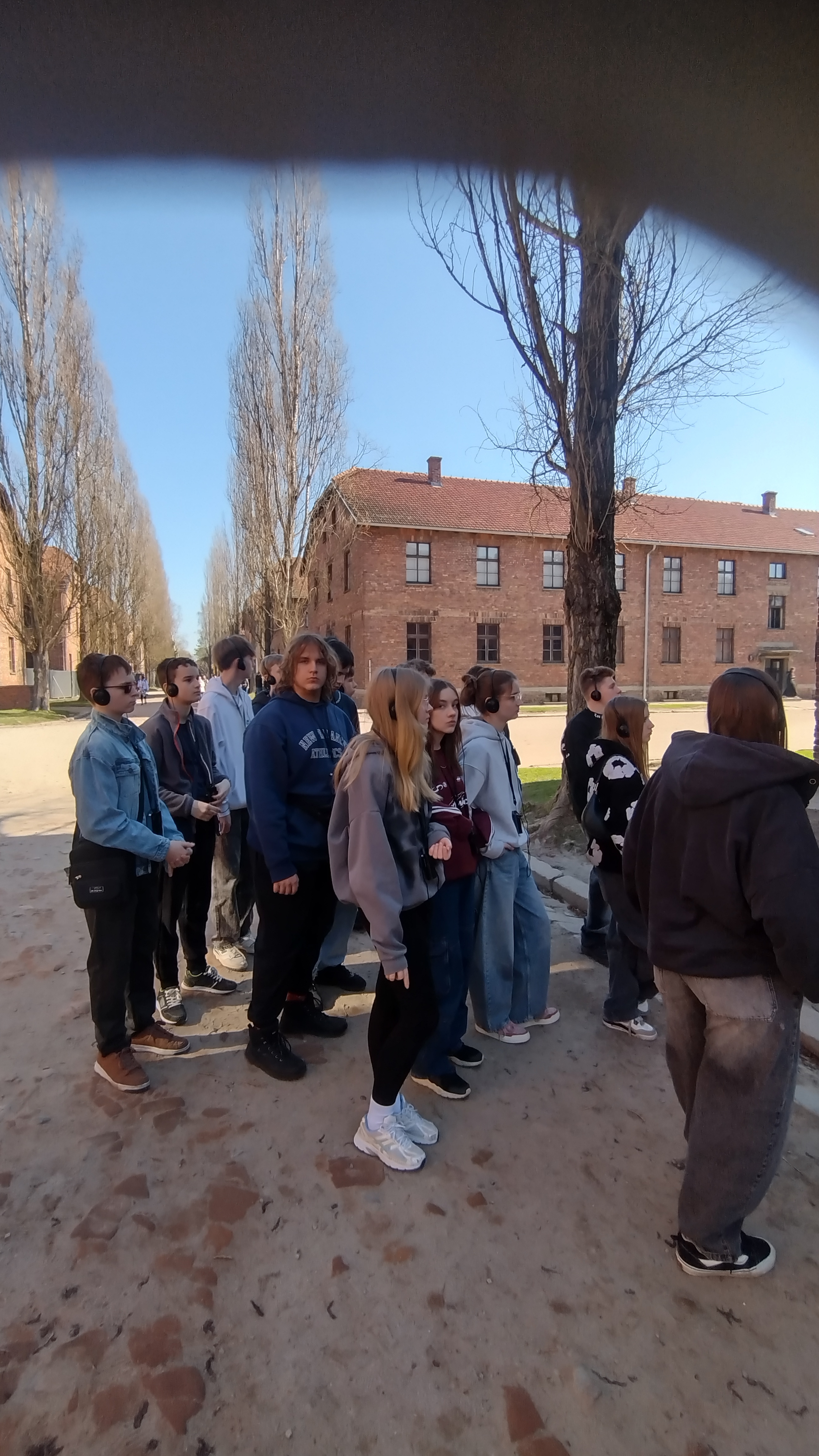 Uczniowie klasy VIII podczas zwiedzania Muzeum Auschwitz-Birkenau w Oświęcimiu.