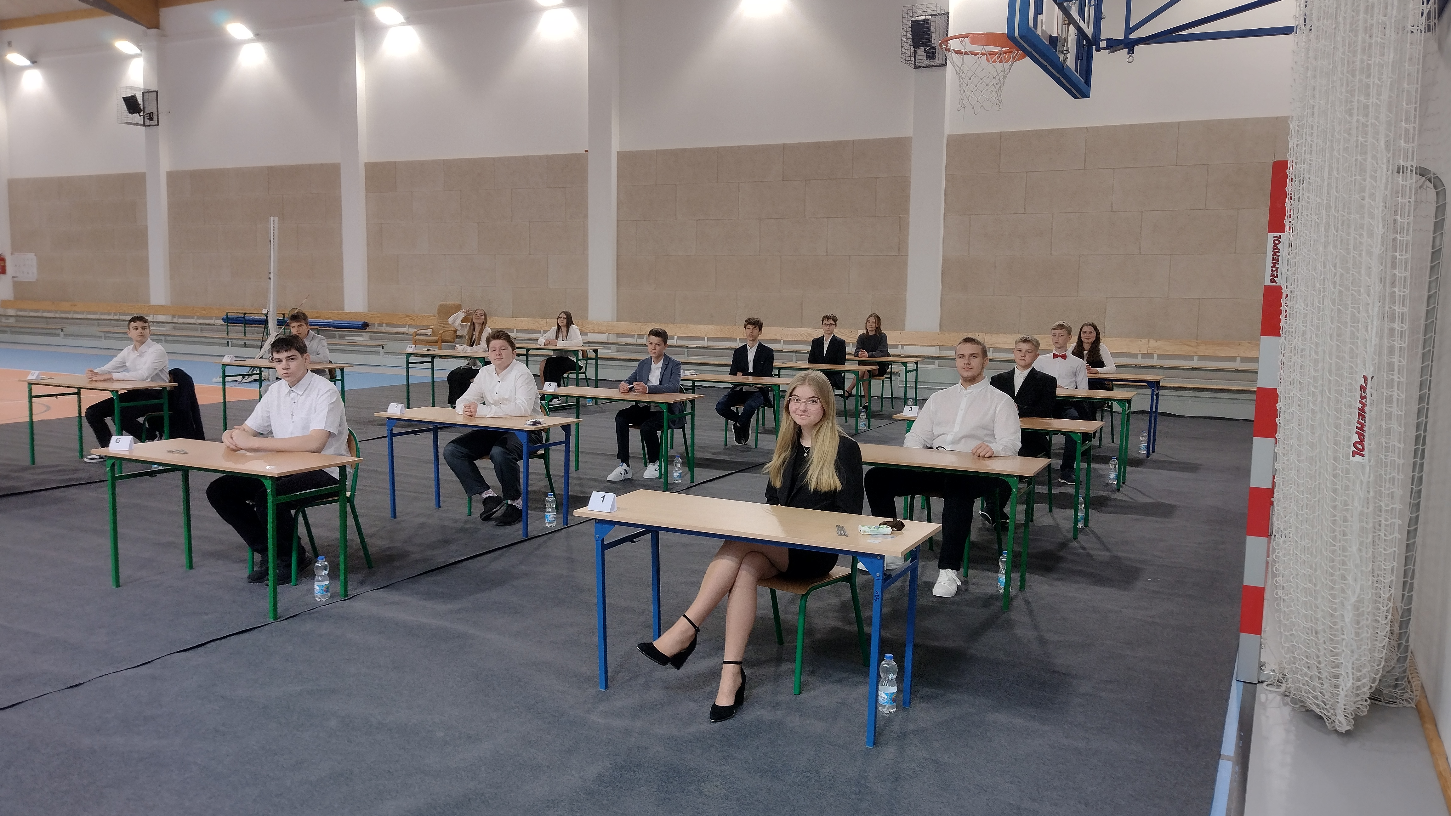 Ósmoklasiści w trakcie egzaminów.