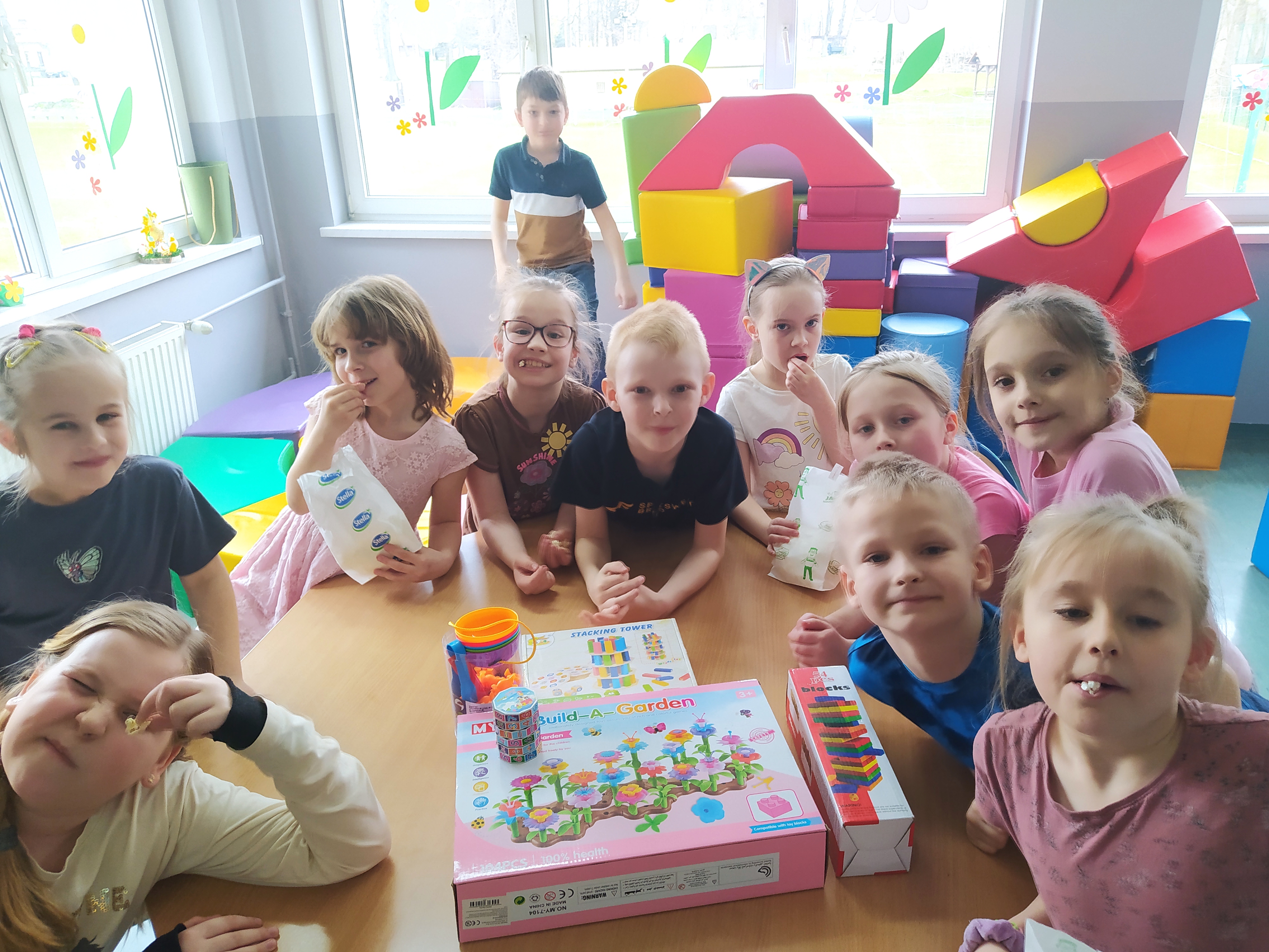 Uczniowie w nowymi grami w świetlicy szkolnej.