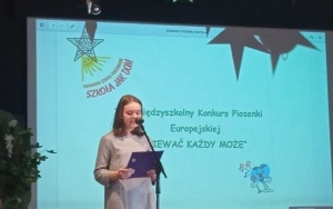 Uczennice biorące udział w  konkursie piosenki obcojęzycznej w Katowicach. (2)
