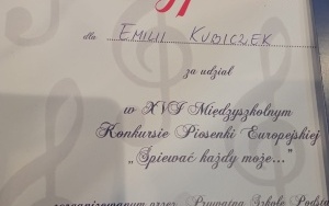 Uczennice biorące udział w  konkursie piosenki obcojęzycznej w Katowicach. (7)