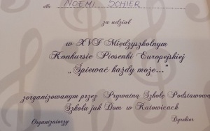 Uczennice biorące udział w  konkursie piosenki obcojęzycznej w Katowicach. (8)