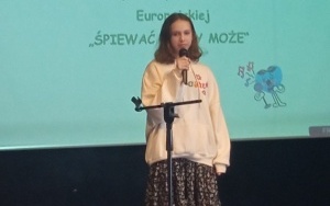 Uczennice biorące udział w  konkursie piosenki obcojęzycznej w Katowicach. (1)