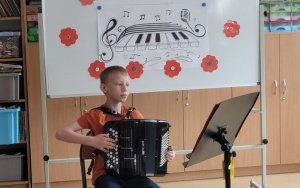 Uczniowie szkoły w trakcie przeglądu muzycznego (7)