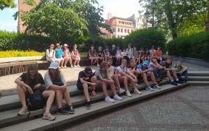 Uczniowie klasy siódmej i ósmej w trakcie wycieczki do Zawoi. (9)