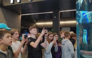 Uczniowie klasy siódmej i ósmej w trakcie wycieczki do Zawoi. (5)