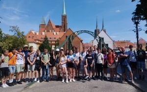 Siódmo i ósmoklasiści w trakcie zwiedzania Wrocławia (1)