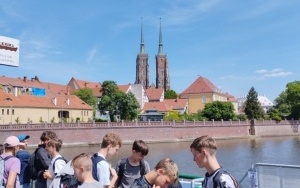 Siódmo i ósmoklasiści w trakcie zwiedzania Wrocławia (2)
