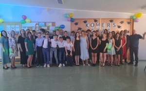 Uczniowie w trakcie komersu