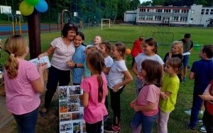 Uczniowie trzeciej klasy z rodzicami i wychowawczynią w trakcie pikniku. (8)