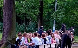 Uczniowie trzeciej klasy z rodzicami i wychowawczynią w trakcie pikniku. (3)