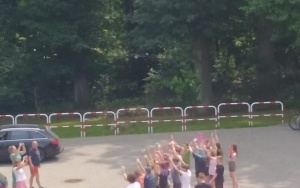 Siódmo i ósmoklasiści w trakcie festiwalu kolorów (6)