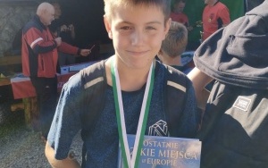 Uczniowie klasy siódmej i ósmej w trakcie rajdu górskiego (6)