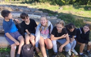 Uczniowie klasy siódmej i ósmej w trakcie rajdu górskiego (10)