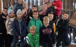 Uczniowie klasy II i III w trakcie wizyty w Chlebowej Chacie (3)