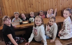 Uczniowie klasy II i III w trakcie wizyty w Chlebowej Chacie (2)