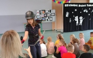 Uczniowie w trakcie występów i prezentacji w ramach II Szkolnego Dnia Talentów (3)