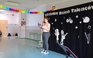Uczniowie w trakcie występów i prezentacji w ramach II Szkolnego Dnia Talentów (4)